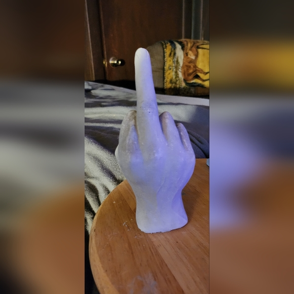 Middle finger statue (cement unpainted) - Picture 2 of 2